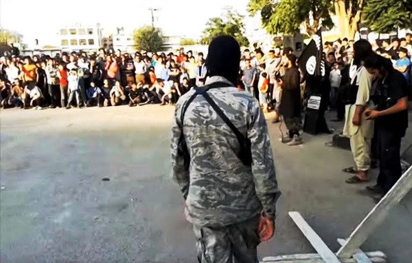 'Islamic State of Iraq and the Levant' elements execute two residents of Manbij in rural Aleppo province. [Photo courtesy of Mustafa Khalid]