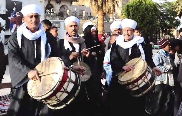 Egyptian men perform a traditional dance for tourists in Luxor, which was recently named as world tourism capital for 2016. [Waleed Abu al-Khair/Al-Shorfa]