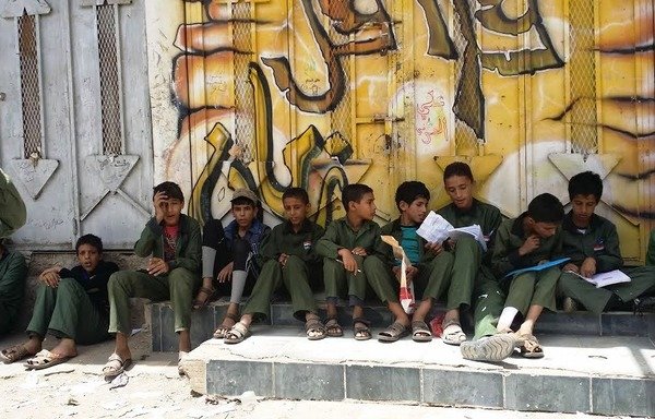 طلاب يمنيون ينتظرون خارج مدرستهم قبل إجراء امتحانات العام الدراسي 2015-2016. [فيصل دارم/الشرفة]