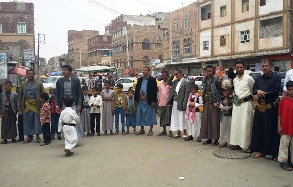 Yemenis call for an end to the war during a May 27th protest in Sanaa's al-Safiya district. [Faisal Darem/Al-Shorfa]