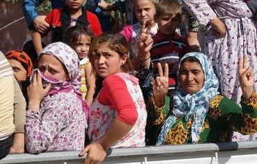 Liberating forces surround ISIL in Manbij, hundreds flee