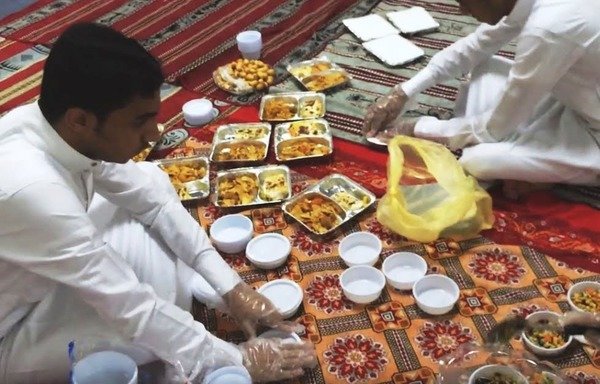 Volunteers at a charitable organisation in Saudi Arabia prepare iftar meals during Ramadan 2015. [Photo courtesy of Raef Othman]