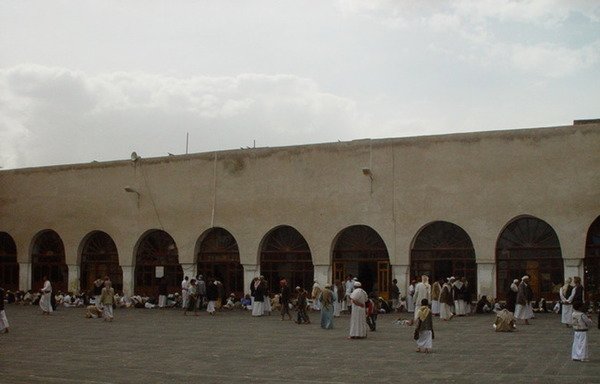 در این عکس فایل نمازگزارها در خیابان مسجد اعظم در صنعا گرد آمده اند. به هدف پیشگیری از حمله های افراد و گروه هایی که در طی ماه رمضان سال 2015، چهار مسجد شهر را هدف حمله قرار دادند، تدابیر امنیتی تشدید شده اند. [فیصل دارم / الشرفه]