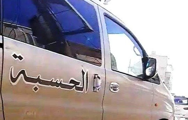 سيارة للحسبة، أي الشرطة الدينية التابعة لـ ’الدولة الاسلامية في العراق والشام‘ تجوب شوارع الرقة. [حقوق الصورة للناشط الاعلامي السوري ’ابو شام الرقة‘]