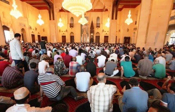 لبنانيون مسلمون يتجمعون للصلاة في مسجد محمد الأمين بوسط بيروت. [حقوق الصورة لدار الفتوى في لبنان]