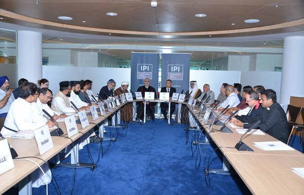 أعاد 20 عالماً من مختلف الديانات التأكيد على وصايا الصيام من أجل السلام في اجتماع ’الصيام من أجل السلام‘ الذي عقد في 20 حزيران/يونيو في المنامة. [محمد الجيوسي/الشرفة]