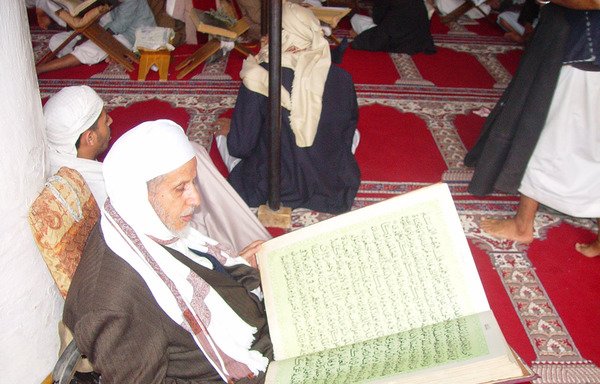 داعية يمني يتلو القرآن في المسجد الكبير في صنعاء. [فيصل دارم/الشرفة]