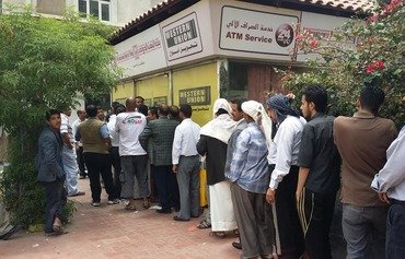 البنك المركزي اليمني يسهل عمليات الاستيراد في ظل الأزمة