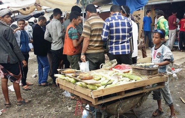 A Yemeni boy sells corn in a Sanaa street. The economic crisis resulting from the current conflict has forced many children to work. [Faisal Darem/Al-Mashareq]