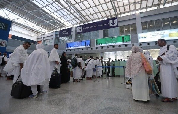 حجاج من مختلف أنحاء العالم يصلون إلى مطار الملك عبد العزيز الدولي في جدة. [حقوق الصورة تعود لوكالة الأنباء السعودية]