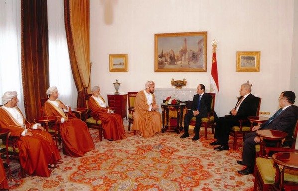 اسعد بن طارق سعید، نماینده شخصی اعلیحضرت سلطان قابوس بن سعید با عبدالفتاح السیسی رئیس جمهور مصر دیدار می کند. فیلمسازان مصری درستایش از سیاستهای رواداری و ضد افراط گرایی این کشور سلطنتی یک فیلم مستند تولید کردند. [عکس از «قابوس: سلطان محبوب مصری ها»]