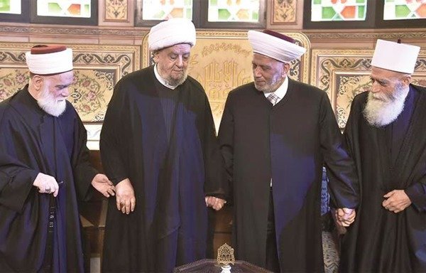 قادة مسلمون يشاركون في القمة الروحية لدار الفتوى التي عقدت في حزيران/يونيو 2015 في بيروت. [حقوق الصورة لدار الفتوى]