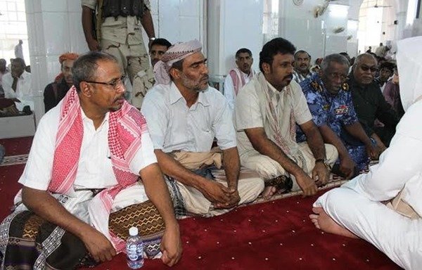 رجال يمنيون يؤدون صلاة العيد في مسجد عمر في مدينة المكلا، عاصمة محافظة حضرموت. [حقوق الصورة لعبدالرحمن بارباع ]
