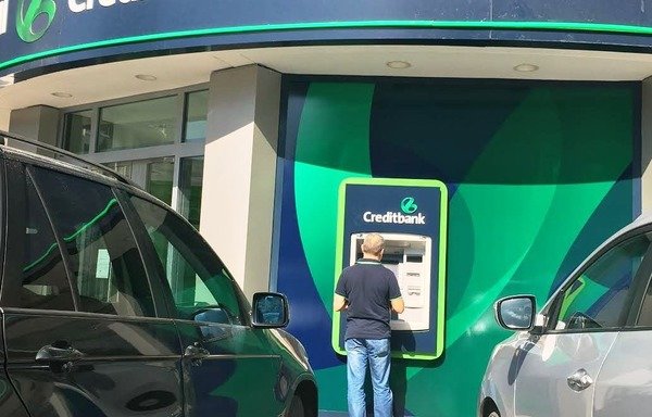 A Lebanese man withdraws money from an automated teller machine in northern Beirut. [Nohad Topalian/Al-Mashareq]