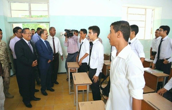 Yemeni Prime Minister Ahmed bin Dagher visits a high school in Aden on September 26th. The Ministry of Education is training social workers so they can support students with counselling services. [Photo courtesy of Saba News Agency]