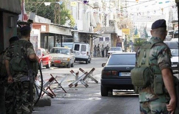 Lebanese army soldiers at the entrance of Ain al-Hilweh's al-Tawari neighbourhood near Lebanon's southern port city of Sidon. [Al-Mashareq]