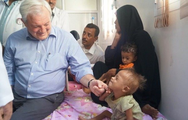UN Emergency Relief Co-ordinator Stephen O'Brien meets with mothers seeking treatment for their malnourished children in al-Hodeidah during a three-day visit to Yemen that concluded October 4th. [Photo from O’Brien's Twitter account]