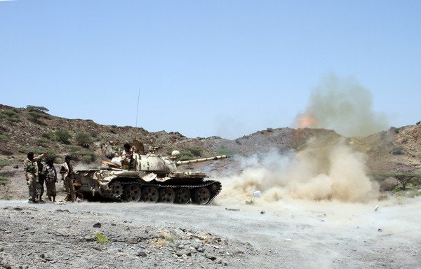 Yemeni pro-government forces fire towards Houthis' Ansarallah elements positioned in the hills of the Sharija region on the borders of Taez and Lahj provinces on September 25th. [Saleh al-Obeidi/AFP]