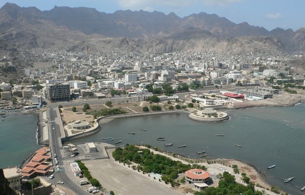 The Yemeni government has pledged to support reconstruction efforts in the southern port city of Aden, which has suffered damage in the country's war and from extremist groups. [Fouad al-Harazi/Al-Mashareq]