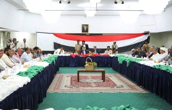 Yemeni Prime Minister Ahmed Obaid bin Dagher meets with local officials and clerics in Hadramaut province to urge them to promote moderate Islamic discourse. [Photo courtesy of Sabaa news agency]
