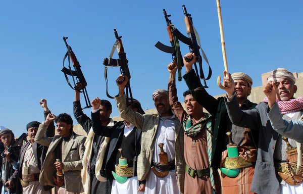 نیروهای شبه نظامی (انصارالله) حوثی تحت حمایت ایران در طی راهپیمایی دسامبر سال 2015 در صنعا در حالی که سلاح های خود را بالا گرفته اند، شعار می دهند. [عبد الرحمان/ خبرگزاری فرانسه]