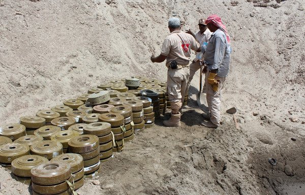 Yemeni demining experts prepare for a controlled explosion in Aden on April 5th to destroy explosives and mines laid by the Houthis (Ansarallah). The Iranian regime has been accused of arming the Houthis in violation of international agreements. [Saleh al-Obeidi/AFP]