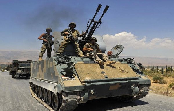 دورية للجيش اللبناني في منطقة عرسال ترصد عناصر الجماعات المتطرفة كجبهة النصرة و’الدولة الإسلامية في العراق والشام‘. [حقوق الصورة لمديرية التوجيه في الجيش اللبناني]