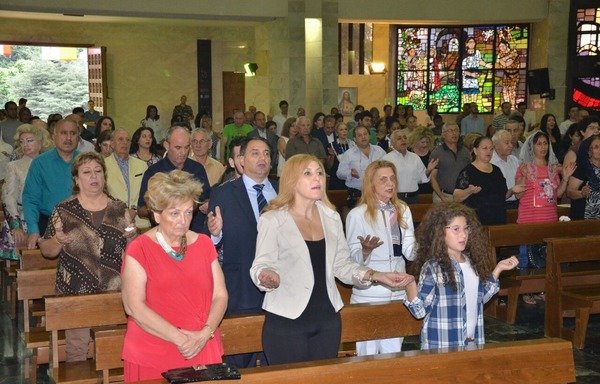 Iraqi Christians attend a service at the Chaldean Cathedral in al-Hazmiyeh in Lebanon. [Nohad Topalian/Al-Mashareq]