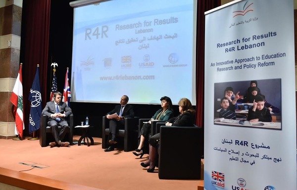 مسؤولون لبنانيون يحضرون حفل إطلاق برنامج جديد في 8 تشرين الثاني/نوفمبر، يهدف لتحسين النتائج التربوية للاجئين السوريين والأسر اللبنانية المنخفضة الدخل. [نهاد طوباليان/المشارق]