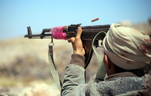 A Yemeni tribesman from the Popular Resistance Committees supporting forces loyal to President Abd Rabbu Mansour Hadi, fires a weapon in Taez during clashes with Houthis on November 1st. [Ahmad al-Basha/AFP]