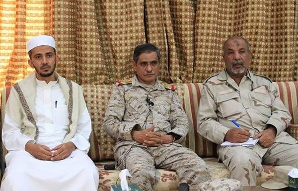 Maj. Gen. Faraj Salmeen al-Bahsani, commander of the 2nd military region, met with Yemeni clerics in al-Mukalla on December 10th to enlist their help in confronting the threat of terrorism. [Photo courtesy of al-Mukalla Now]