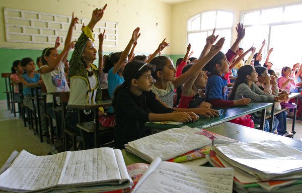 أطفال يحضرون صفاً في مدرسة تم افتتاحها في مدينة قبة بشمارا في محافظة عكار الشمالية في لبنان عام 2012. [حقوق الصورة لوكالة الصحافة الفرنسية]