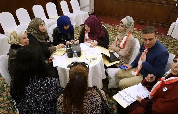 مجموعة من الشباب وأعضاء في جمعيات المجتمع المدني يشاركون في ورشة عمل لتمكين الشباب. [حقوق الصورة لكوثر عبد الفتاح]