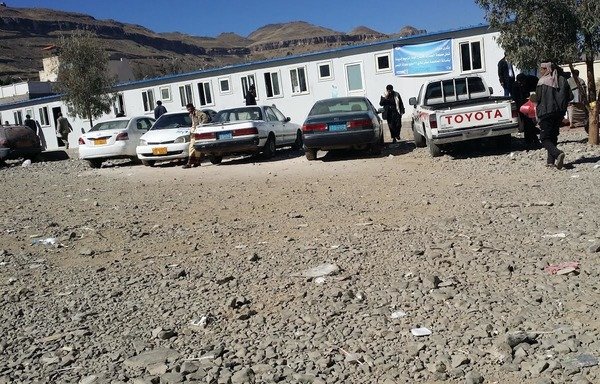 خودروها بیرون محوطه اداره گمرک در صنعا پارک شده اند. اداره گمرک تا پایان ماه ژانویه برای ثبت خودروها تخفیف ویژه عوارض گمرگی ارائه می کند. [فیصل دارم/ المشارق]