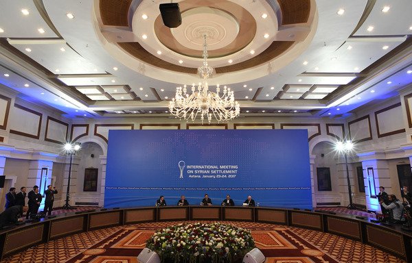 Kazakh Foreign Minister Kairat Abdrakhmanov (center) reads a final statement on Syria peace talks as UN envoy for Syria Staffan de Mistura (right) looks through his papers in Astana on January 24, 2017. [Kirill KUDRYAVTSEV / AFP]