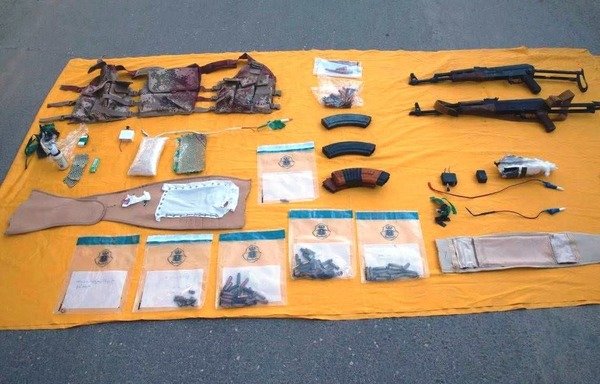 مقام های سعودی، کمربندهای انفجاری، مهمات و سلاحهایی که در دو خانه متعلق به افراطیون مظنون در محله ای در شمال ریاض توقیف شد را نشان می دهند. [عکس با کسب اجازه از خبرگزاری سعودی]