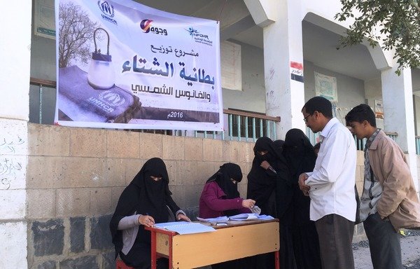 Relief efforts are underway in Yemen to aid displaced families by providing them with blankets and food during the cold winter months. [Photo courtesy of Wujooh Institute for Media and Development]