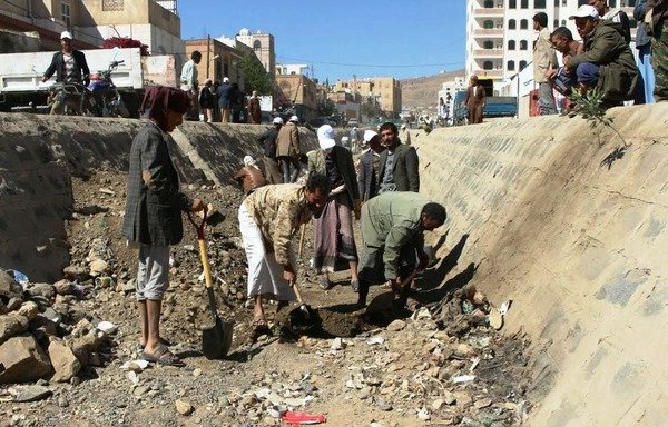 Displaced Yemenis work to clear a drainage channel in Sanaa as part of the World Bank funded Cash for Work project. [Photo courtesy of the Social Fund for Development]