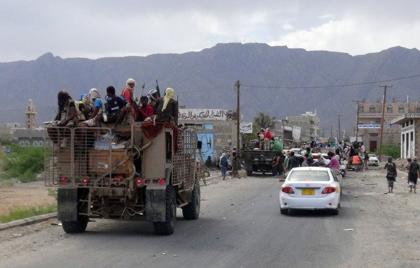پیشروی نیروهای وفادار به رئیس جمهوری یمن عبد ربه منصور هادی به سوی لودر در استان ابین در روز 10 اوت سال 2015 به منظور بیرون راندن حوثی ها (انصار الله).مقام های امنیتی به تازگی و در پی نقض کوتاه مدت امنیت از سوی القاعده، تدابیر امنیتی در این شهر را مورد بررسی قرار دادند. [عکس خبرگزاری فرانسه/ اس تی آر]
