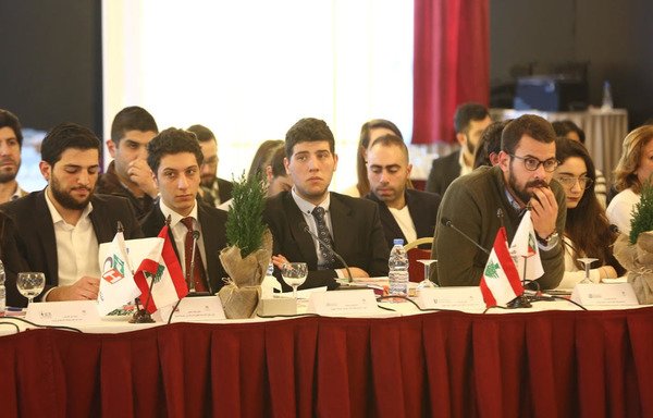 طلاب جامعيون يشاركون في لقاء حواري نظمه ملتقى التأثير المدني في 8 شباط/فبراير، حيث أعربوا عن هواجسهم على مستقبلهم من الإرهاب والطائفية. [حقوق الصورة لملتقى التأثير المدني]