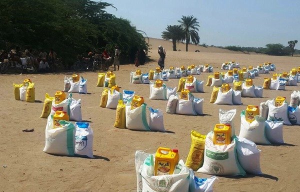 Aid distribution by a UN-affiliated relief agency is undergoing in al-Tahita area in al-Hodeida province. [Photo courtesy of Angela Abu Asba]