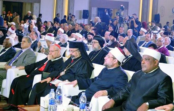 رجال دين وزعماء دينيون يشاركون في مؤتمر دولي عقده الأزهر ومجلس حكماء المسلمين في القاهرة بين 28 شباط/فبراير والأول من آذار/مارس. [حقوق الصورة لأمانة سر حركة التجدد الديمقراطي]
