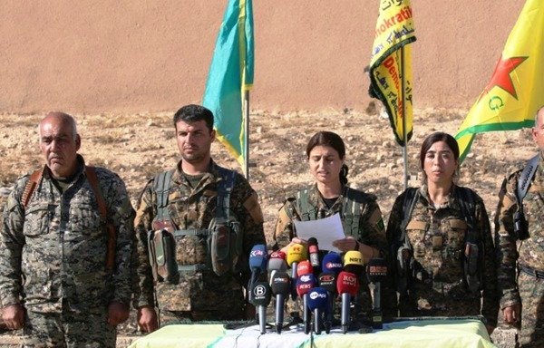 جیهان شیخ احمد، سخنگوی «نیروهای دموکراتیک سوریه» در کنفرانس مطبوعاتی روز 6 نوامبر سال 2016 در عین عیسی صحبت می کند. [عکس با کسب اجازه از جیهان شیخ احمد]