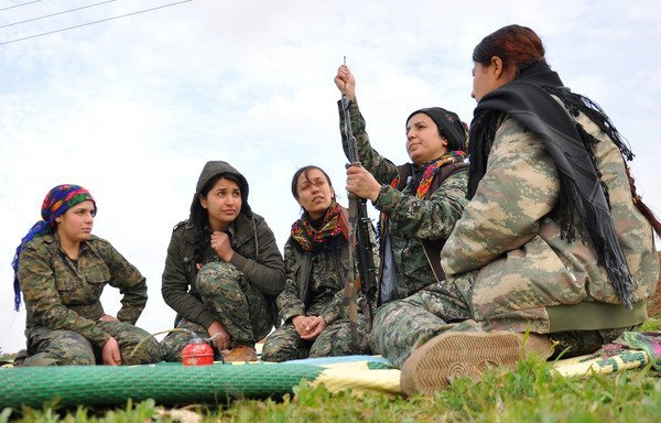 یک بانوی رزمنده کرد عضو «واحدهای محافظت زنان» روز 13 فوریه 2015 در اردوگاه آموزشی در قهتانیه در نزدیکی مرز سوریه با ترکیه اسلحه خود را تمیز می کند. [دلیل سلیمان/ خبرگزاری فرانسه]