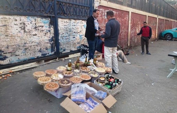 اللاجئ السوري محمود حسن قصيدي يبيع المنتجات المعدة منزليا أمام احدى محطات المترو في القاهرة. [وليد أبو الخير/المشارق]