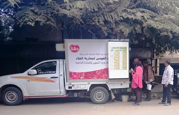 The Ministry of Supply has distributed mobile kiosks to provide basic commodities at discounted prices to help Egyptians cope with rising prices in the markets. [Waleed Abu al-Khair/Al-Mashareq]