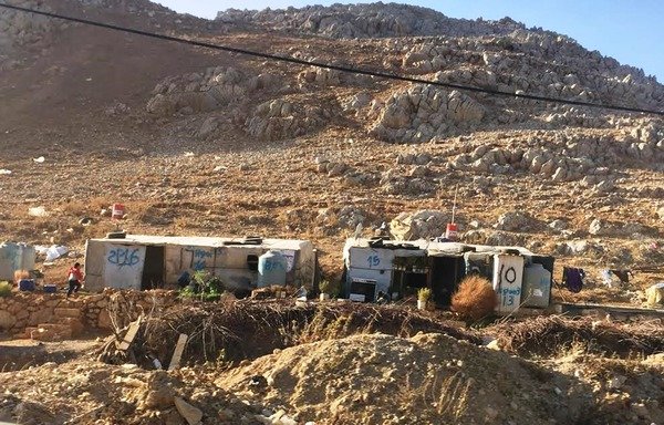 لاجئون سوريون يعيشون في مخيمات رسمية ومؤقتة في وادي البقاع في لبنان. [نهاد طوباليان/المشارق]