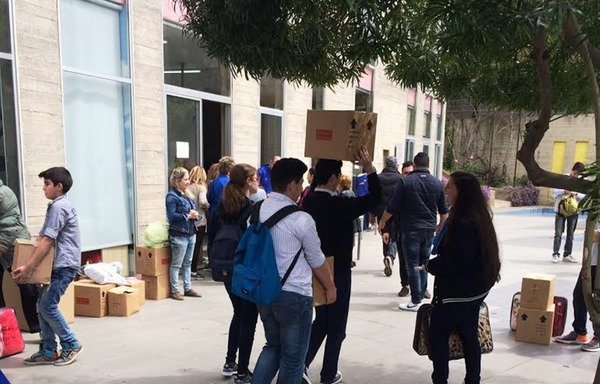 پناهجویان سوری و عراقی از «ماموریت زندگی» در آنطلیاس لبنان کمک دریافت می کنند. [نهاد طوبالیان/المشارق]