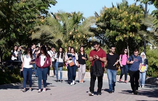 طلاب يتجولون في حرم الجامعة الألمانية الأردنية التي تقدم برنامجًا جديدًا للاجئين السوريين والأردنيين الأقل حظًا للاستفادة من منح أكاديمية للشباب. [حقوق الصورة لصفحة الجامعة الألمانية الأردنية على فيسبوك]