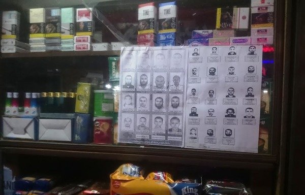 عکس تروریست های تحت تعقیب در ویترین مغازه ها در قاهره دیده می شود که بخشی از یک ابتکار عمل تازه امنیت عمومی است. [ولید ابو الخیر/المشارق]